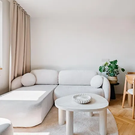 Becomfy - Old Town Apartment